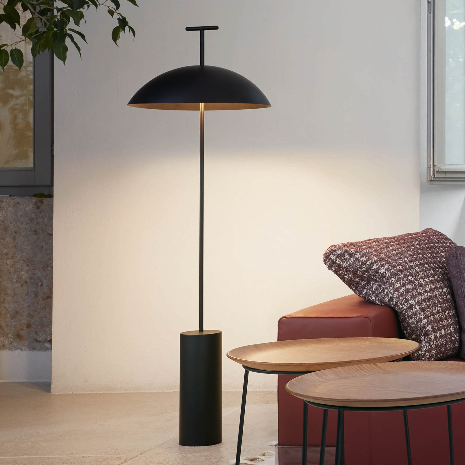 Lampa podłogowa LED z cylindryczną podstawą
