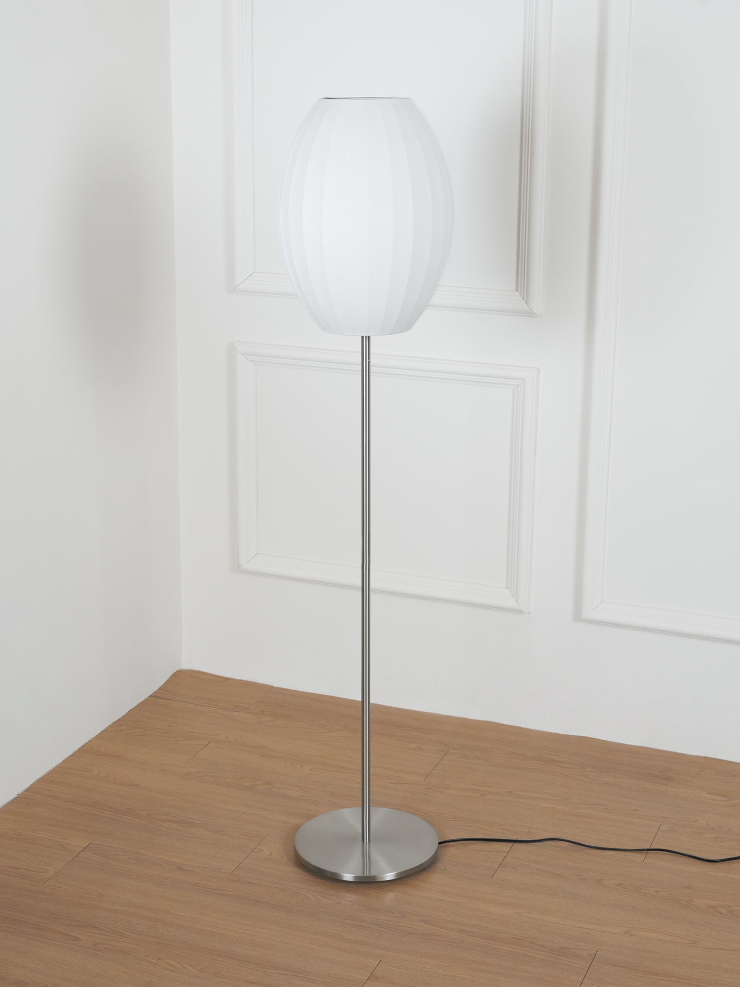 Lampa podłogowa LED z żebrowanym kloszem