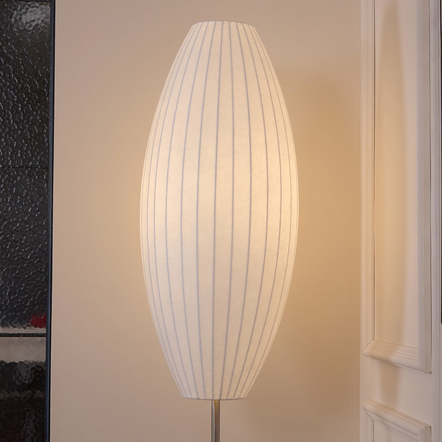 Lampa podłogowa LED z żebrowanym kloszem