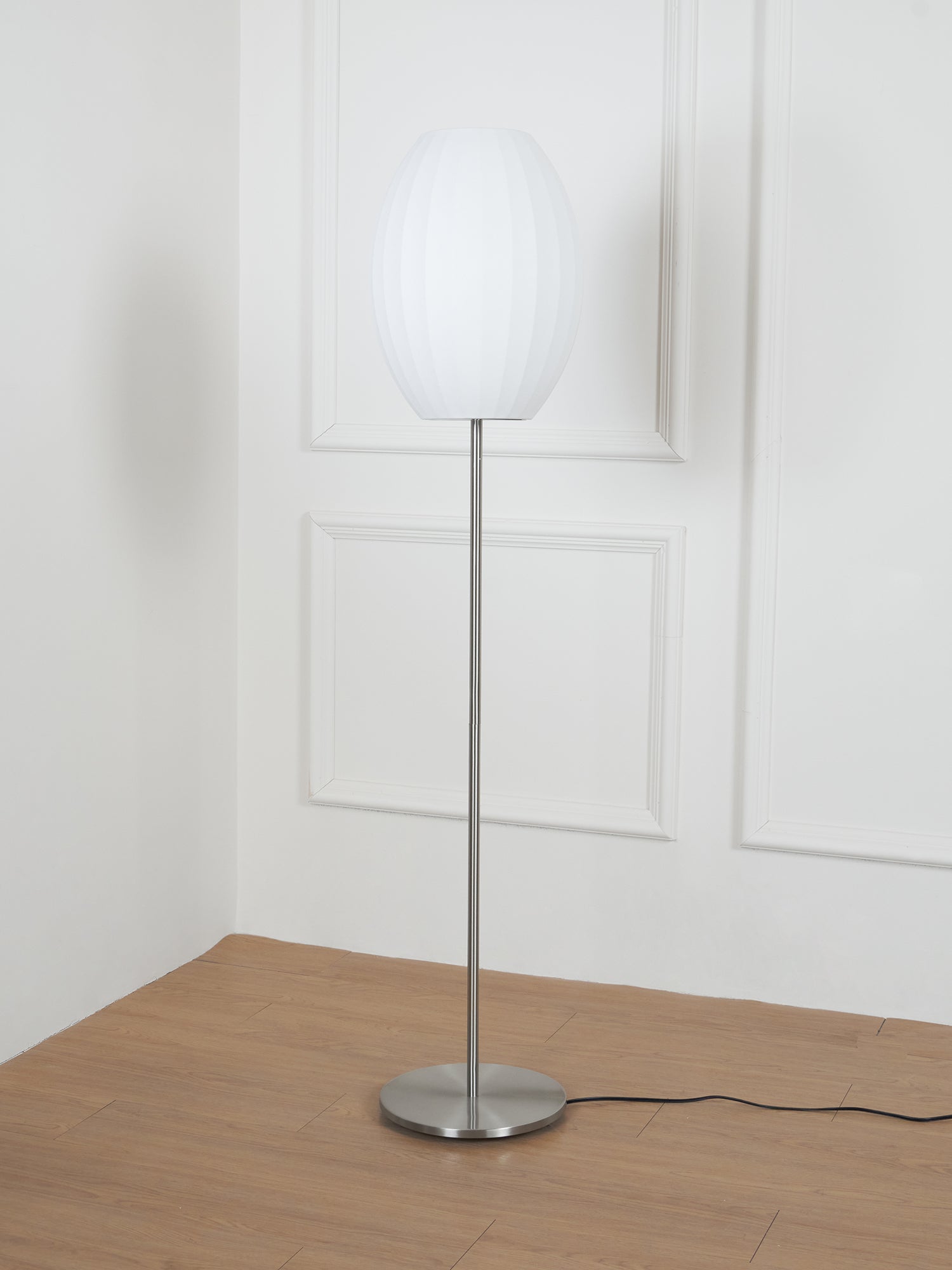 Lampa podłogowa LED z żebrowanym kloszem