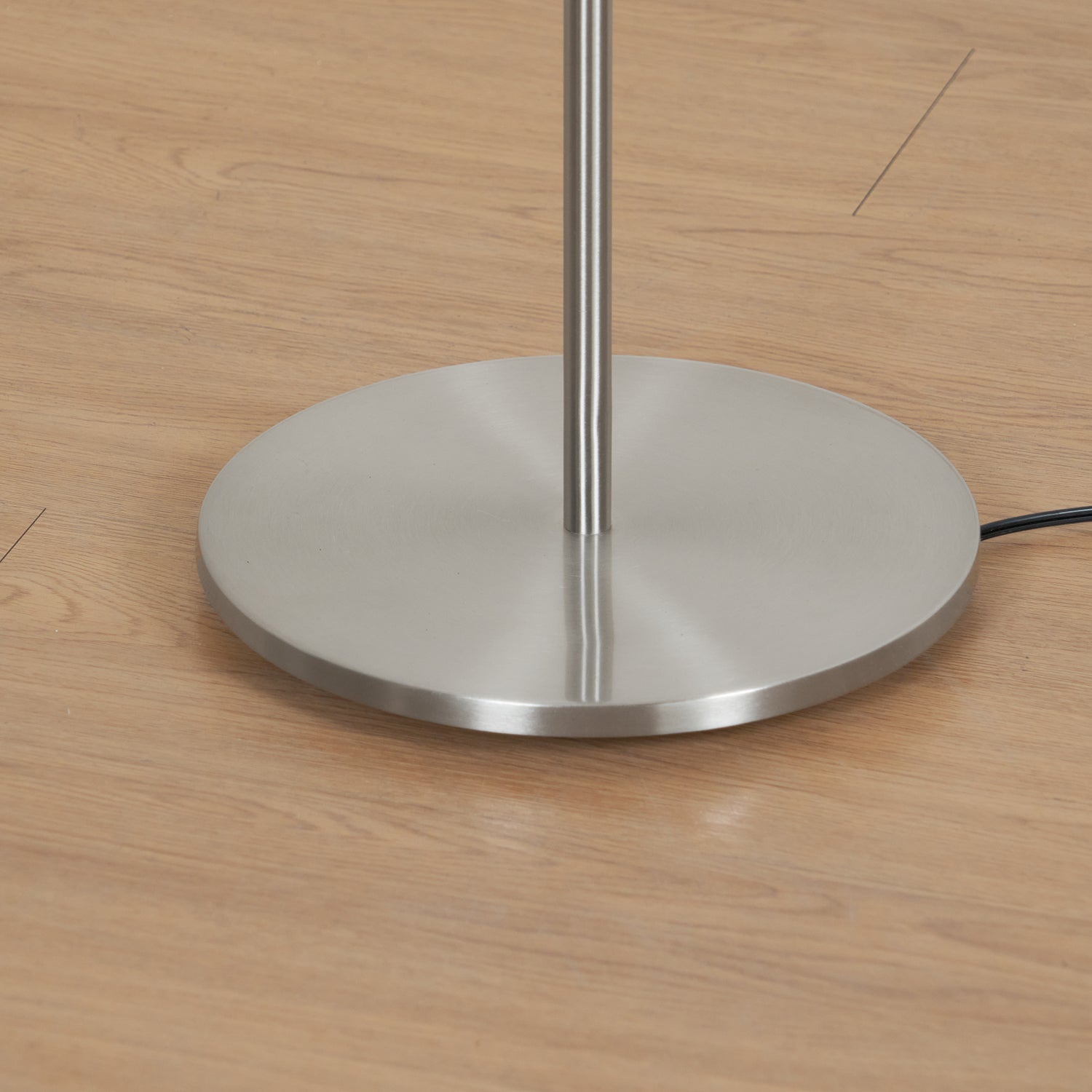 Lampa podłogowa LED z żebrowanym kloszem