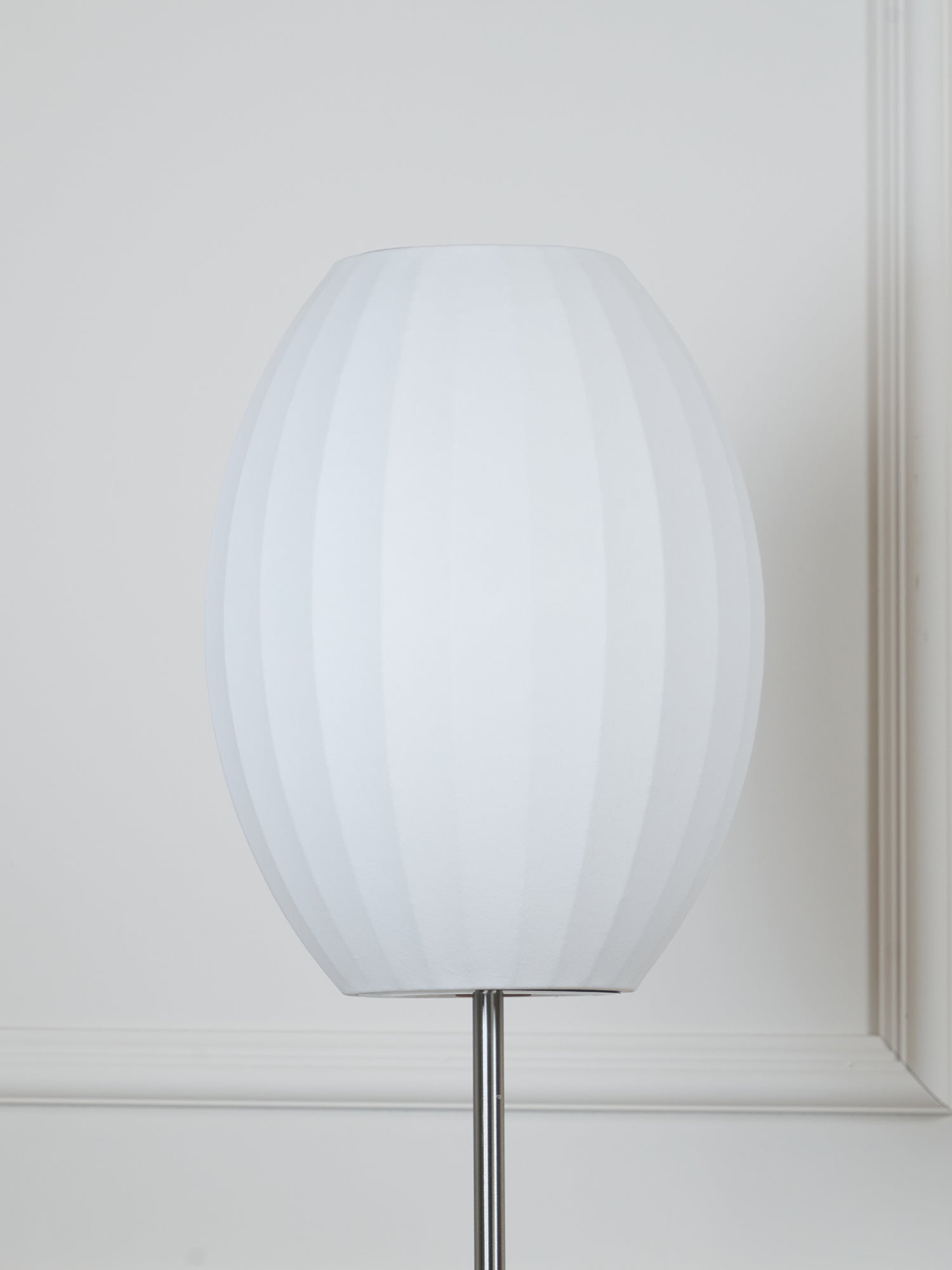 Lampa podłogowa LED z żebrowanym kloszem