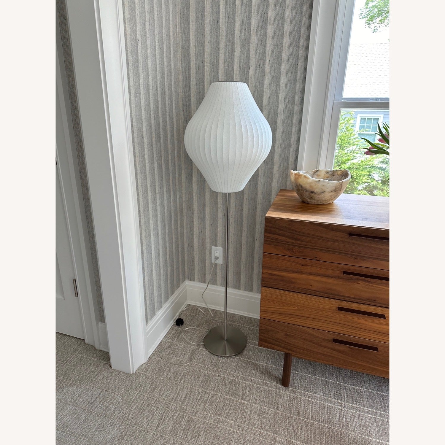 Lampa podłogowa LED z żebrowanym kloszem
