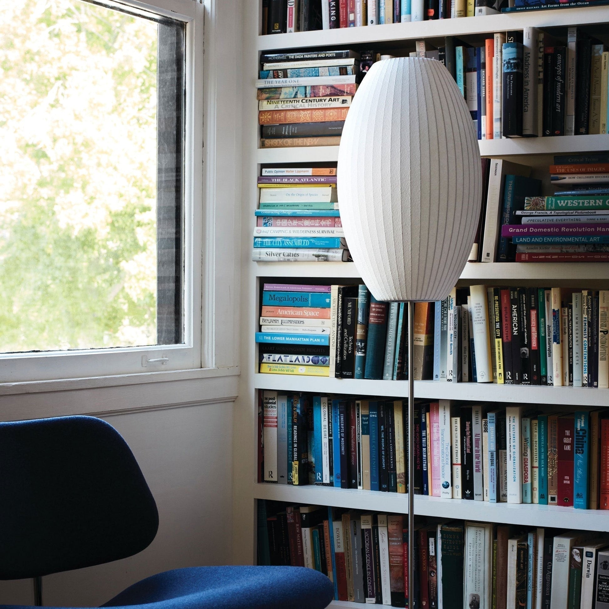 Lampa podłogowa LED z żebrowanym kloszem