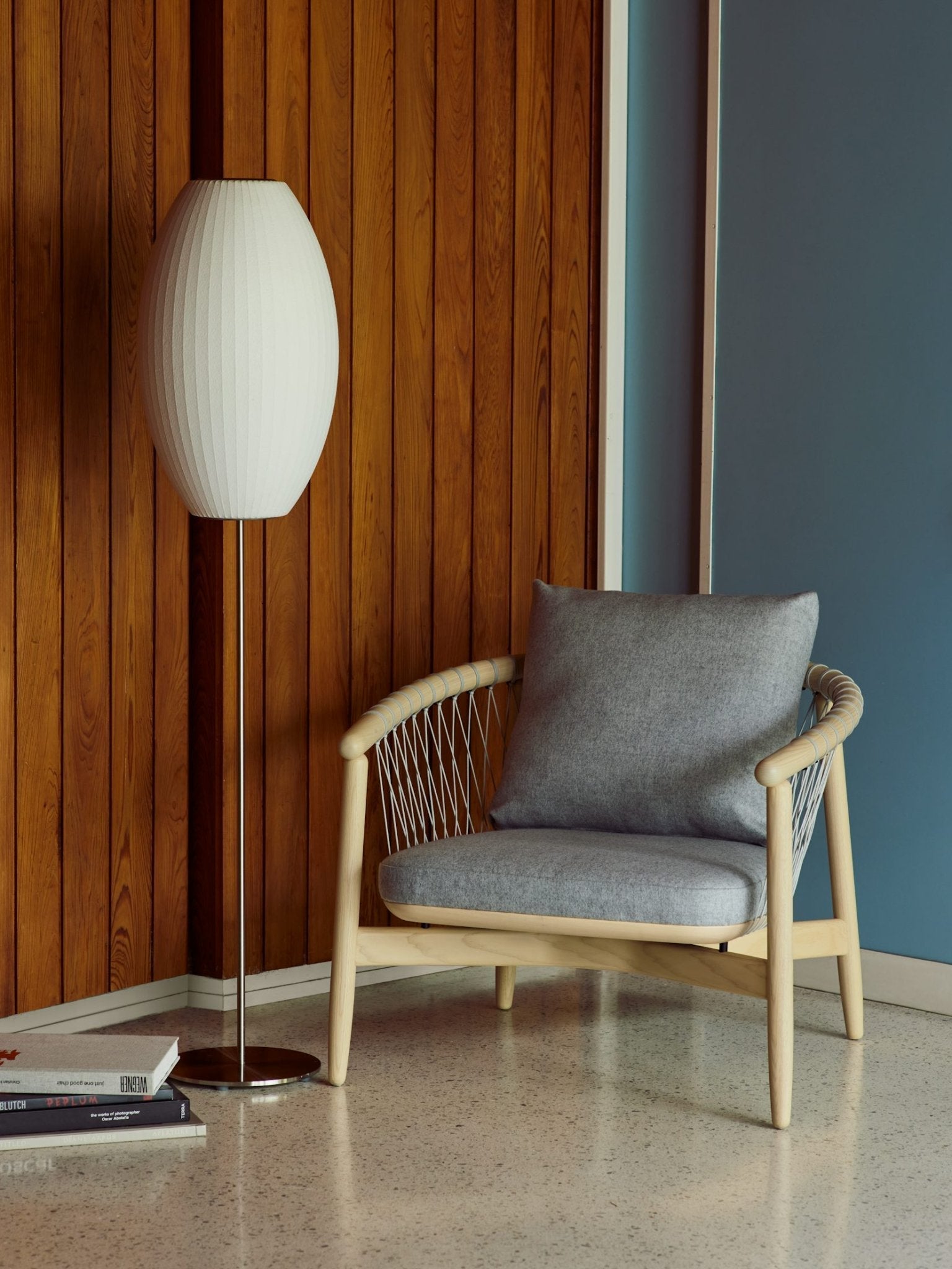 Lampa podłogowa LED z żebrowanym kloszem