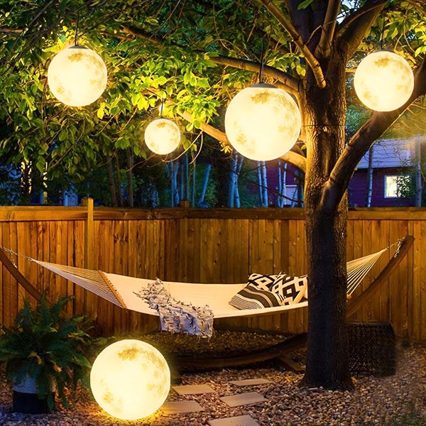 LED-owa lampa ogrodowa wisząca w kształcie księżyca