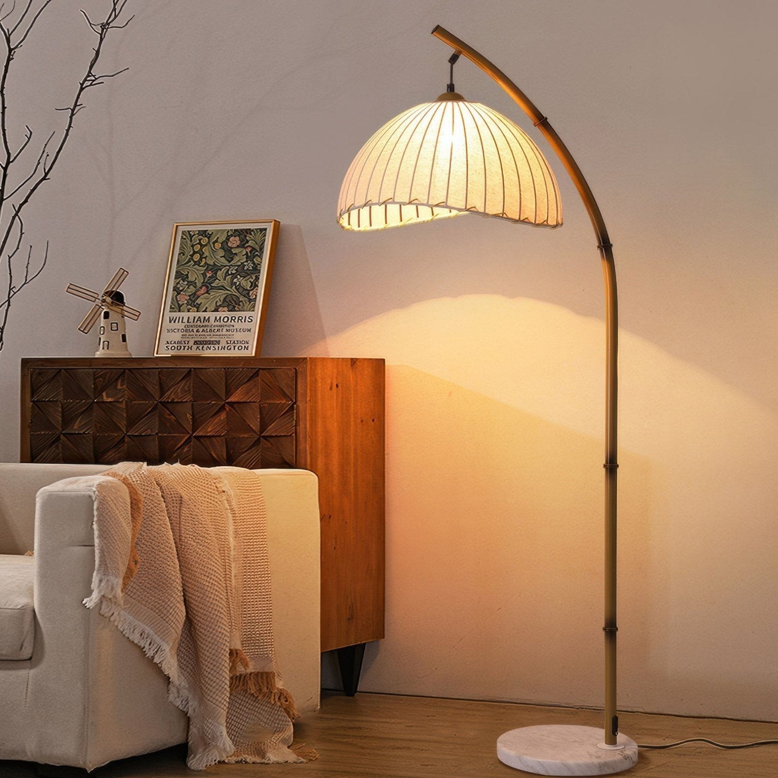 Lampa podłogowa LED w kształcie łuku z plisowanym kloszem