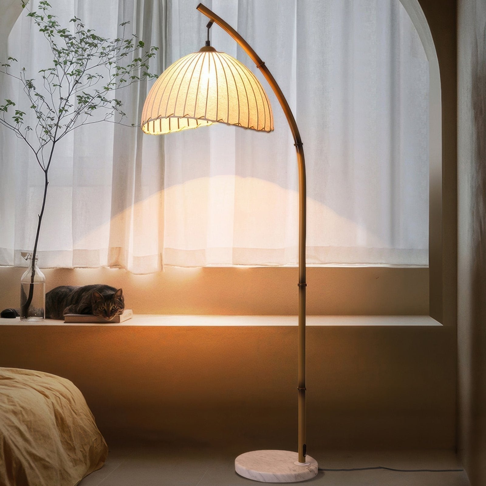Lampa podłogowa LED w kształcie łuku z plisowanym kloszem
