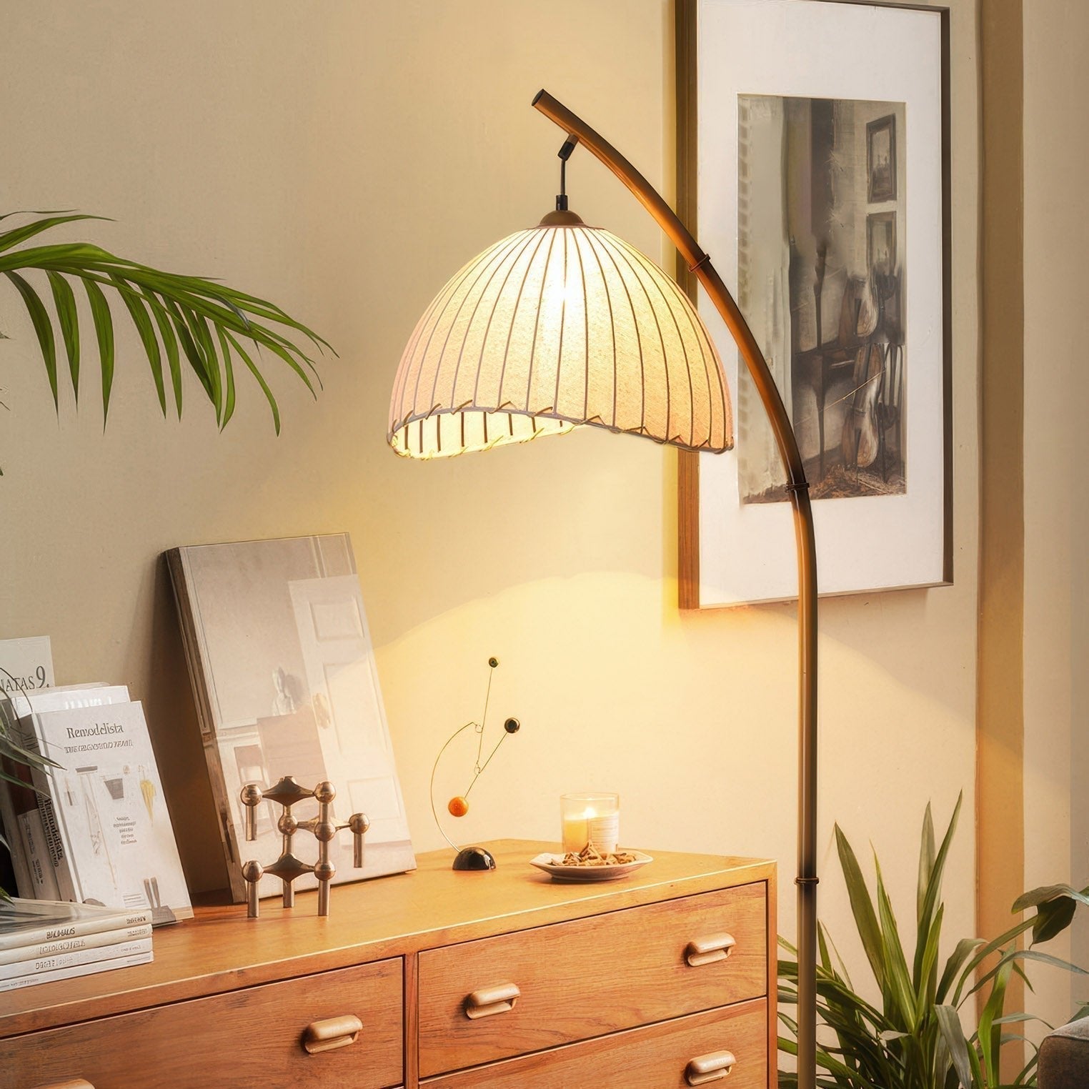 Lampa podłogowa LED w kształcie łuku z plisowanym kloszem