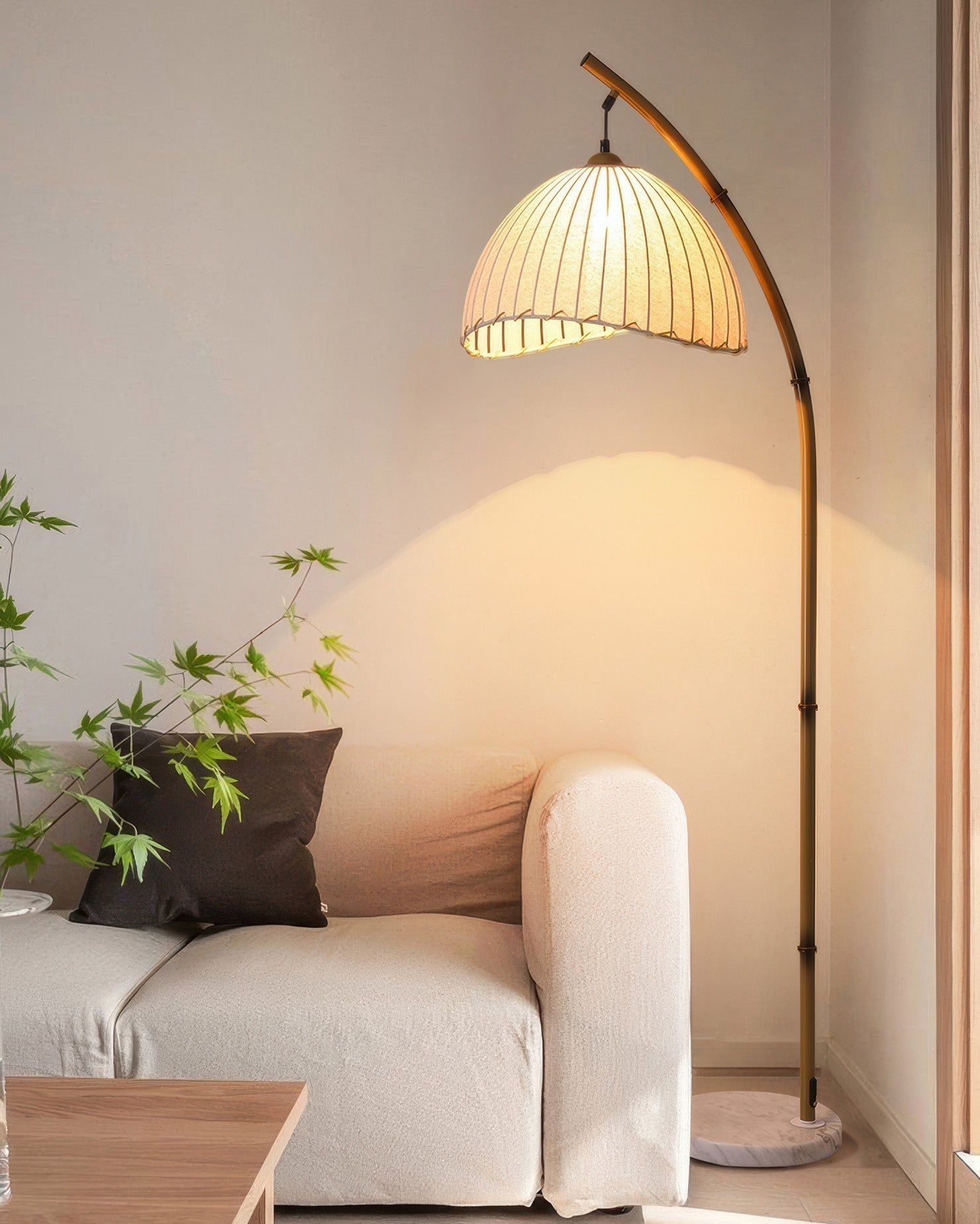Lampa podłogowa LED w kształcie łuku z plisowanym kloszem