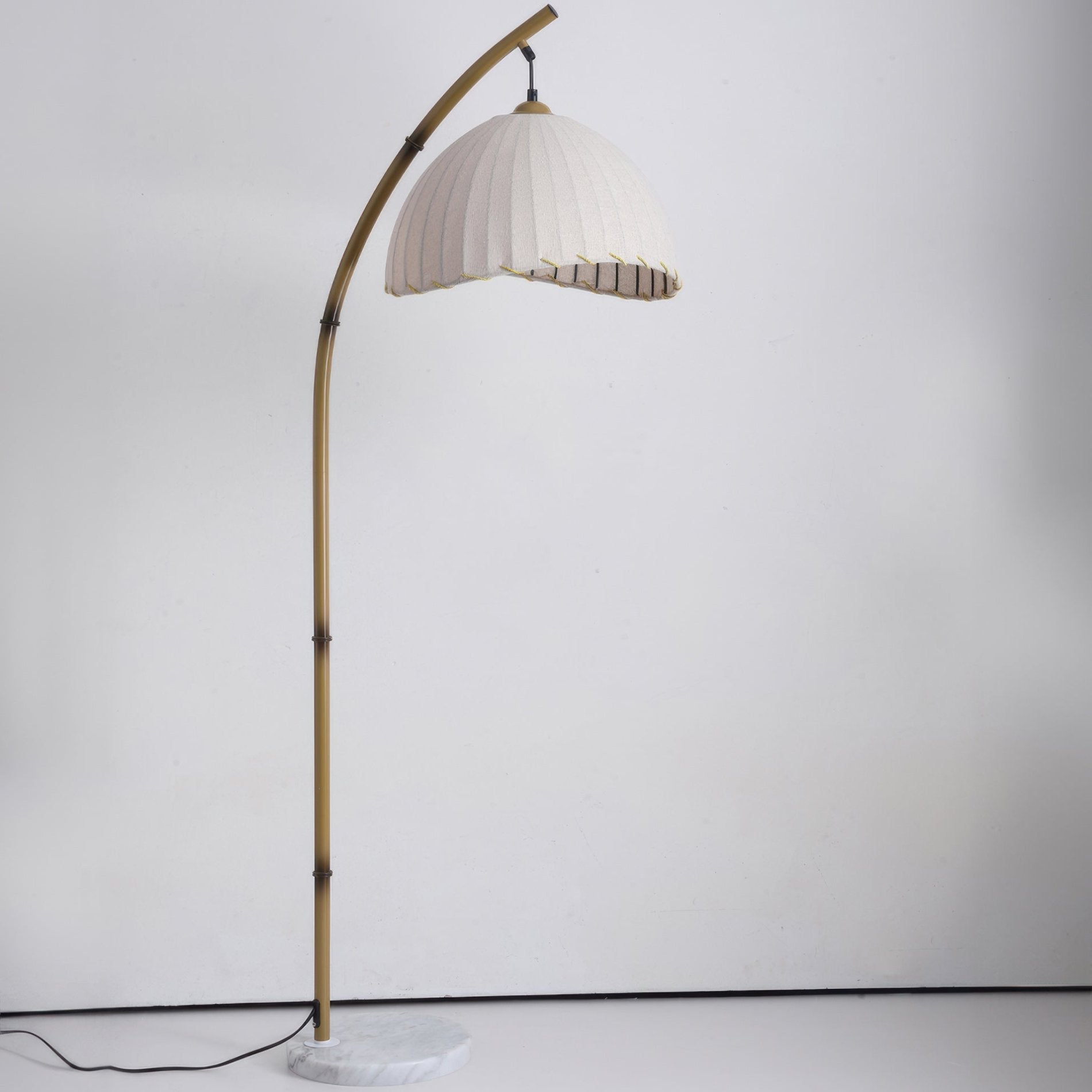 Lampa podłogowa LED w kształcie łuku z plisowanym kloszem