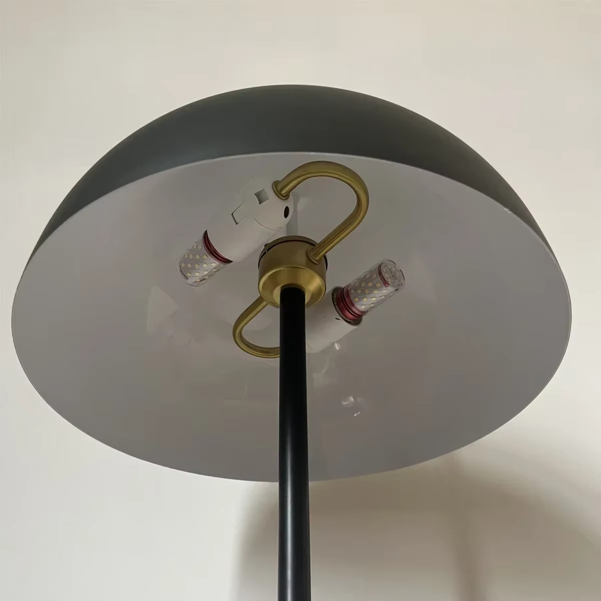 Lampa podłogowa LED z cylindryczną podstawą