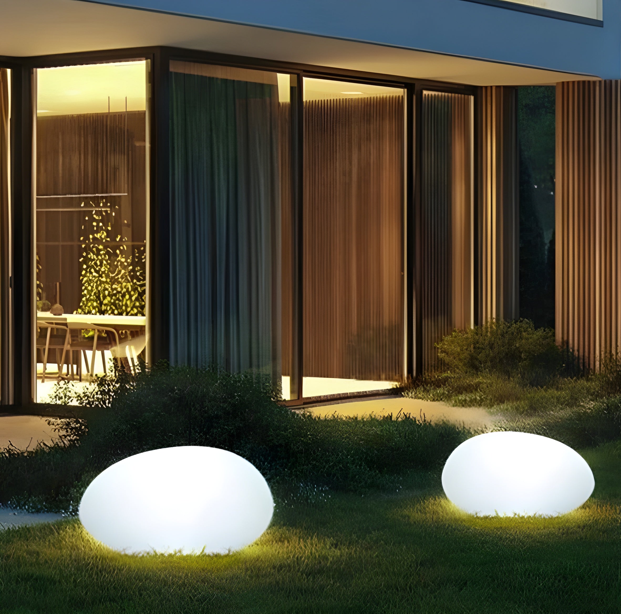 Kamienna lampa ogrodowa