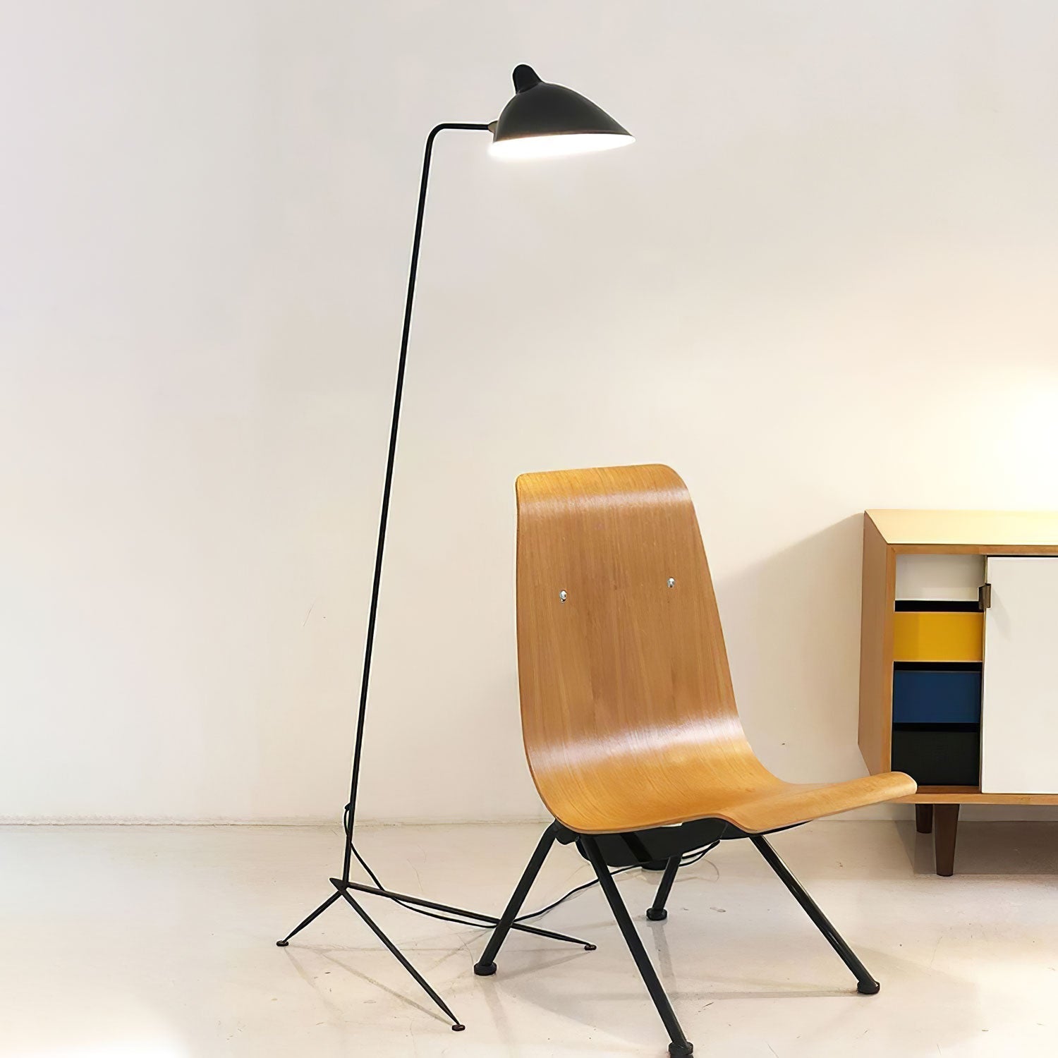 Minimalistyczna lampa stojąca inspirowana stylem vintage