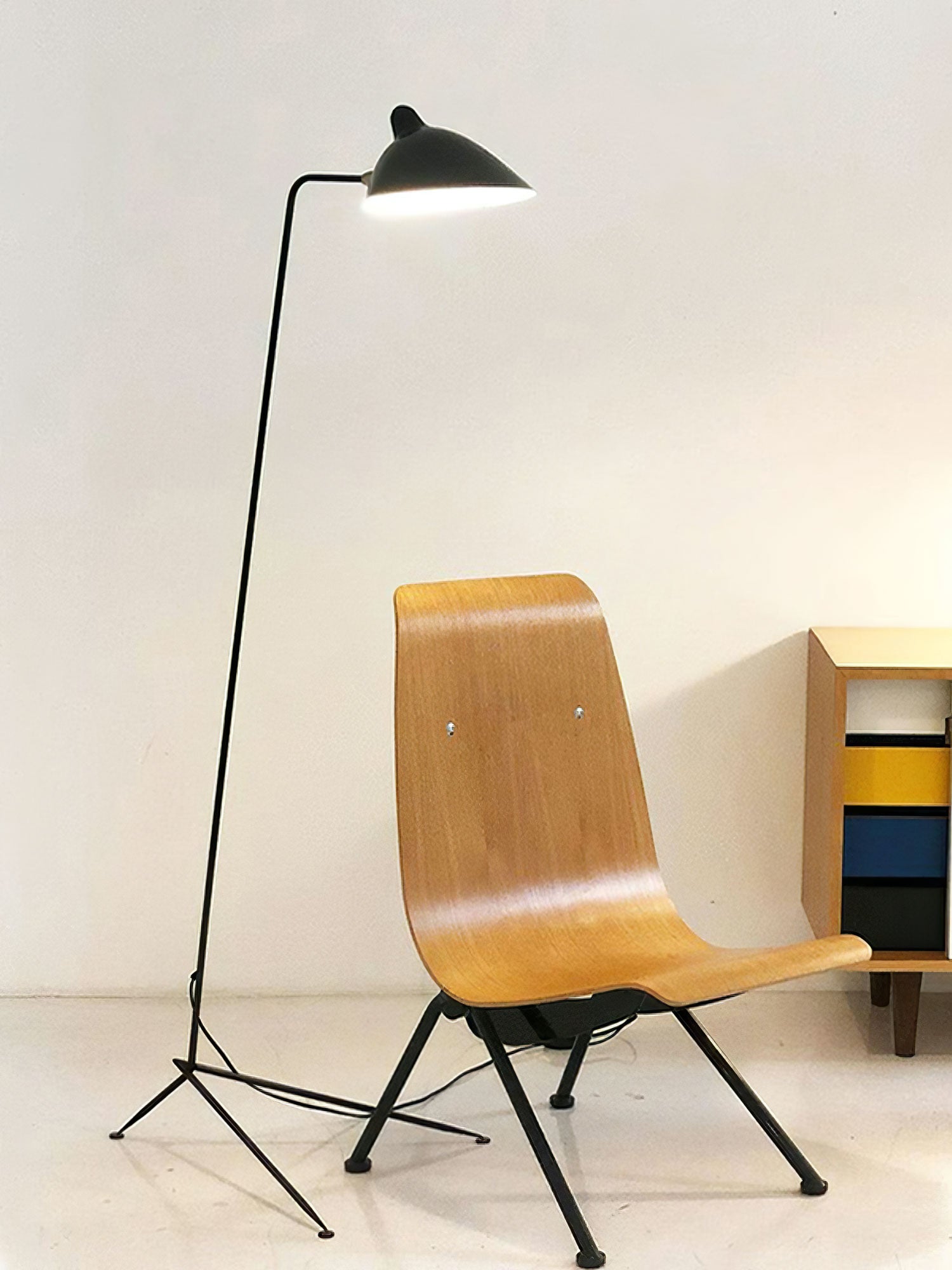 Minimalistyczna lampa stojąca inspirowana stylem vintage
