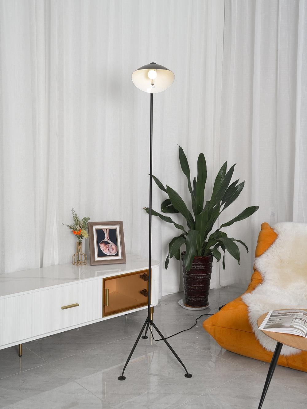Minimalistyczna lampa stojąca inspirowana stylem vintage