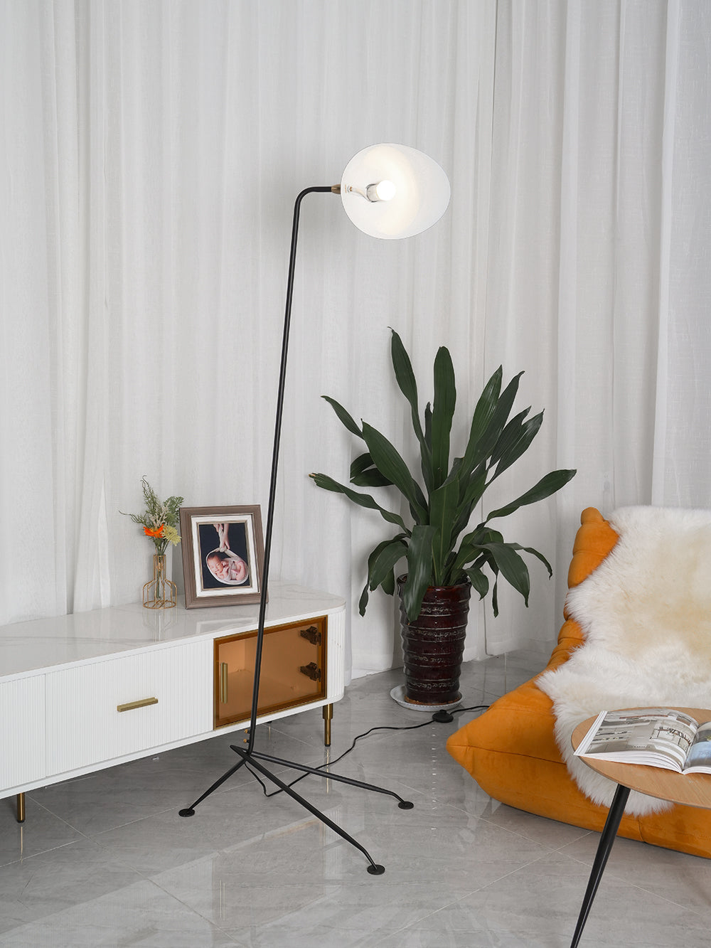 Minimalistyczna lampa stojąca inspirowana stylem vintage