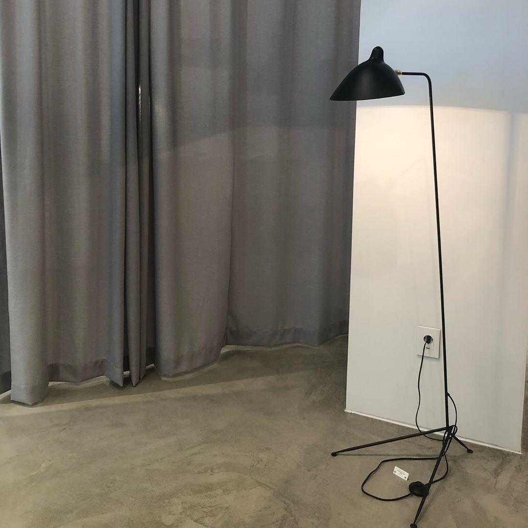 Minimalistyczna lampa stojąca inspirowana stylem vintage