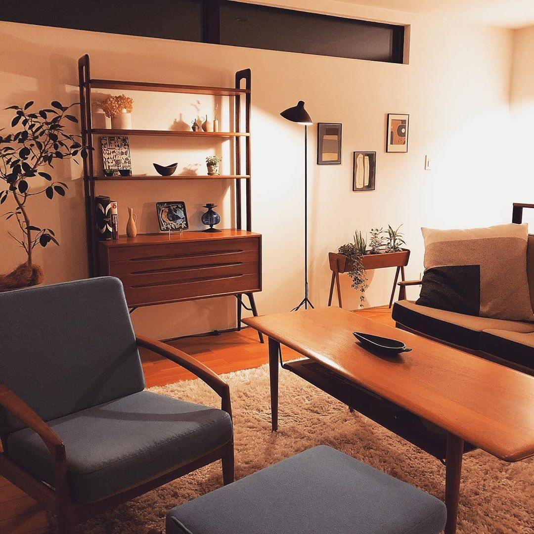 Minimalistyczna lampa stojąca inspirowana stylem vintage