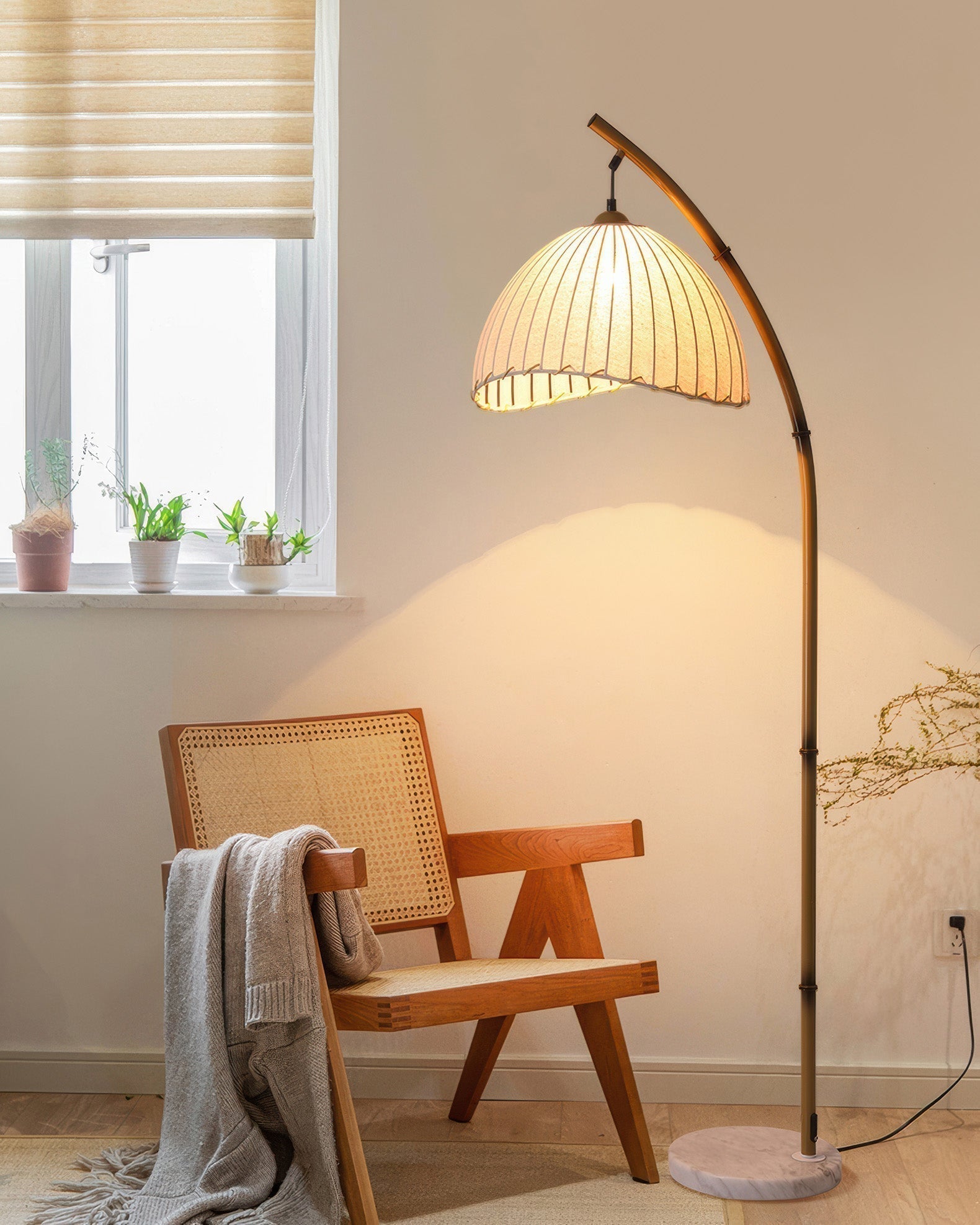Lampa podłogowa LED w kształcie łuku z plisowanym kloszem