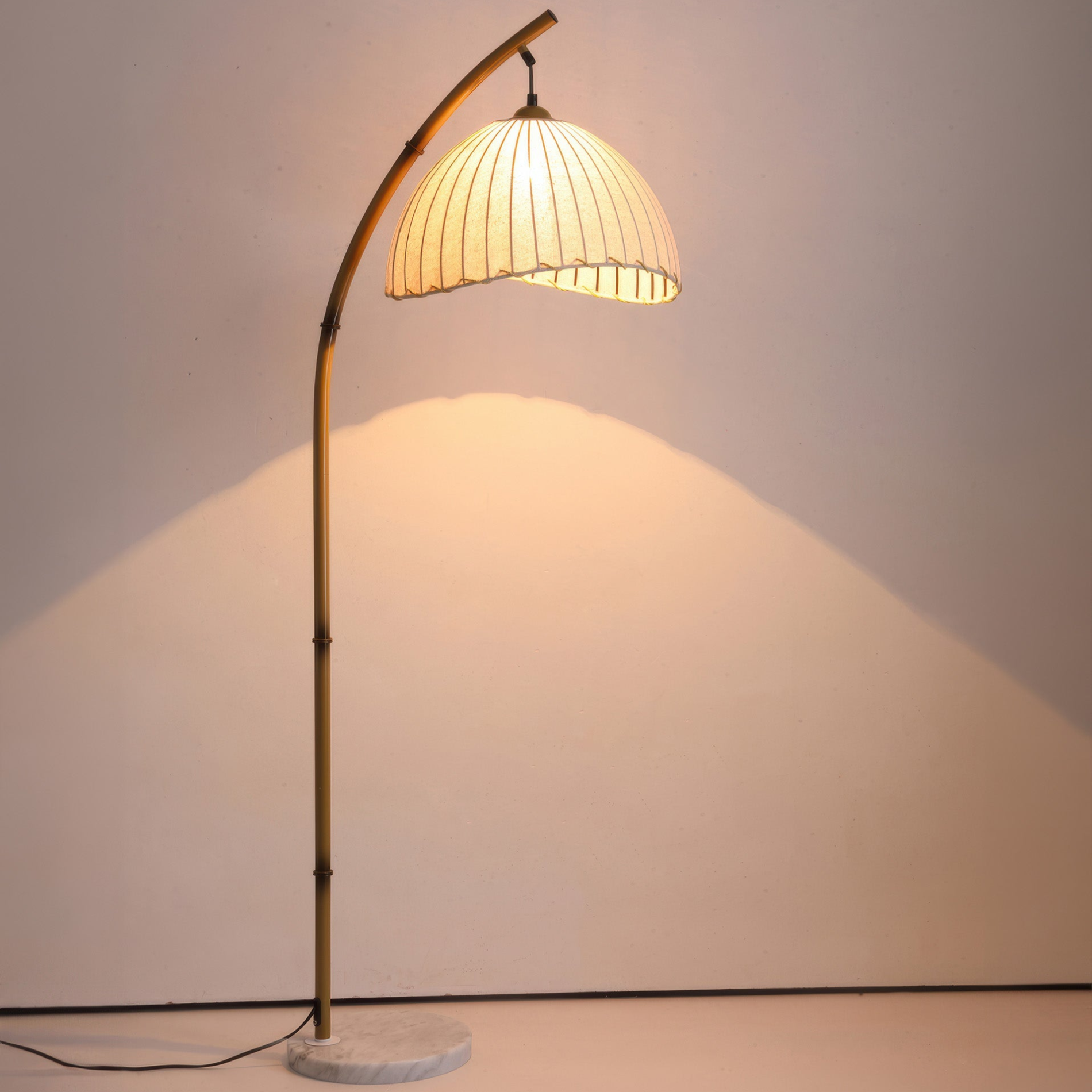 Lampa podłogowa LED w kształcie łuku z plisowanym kloszem