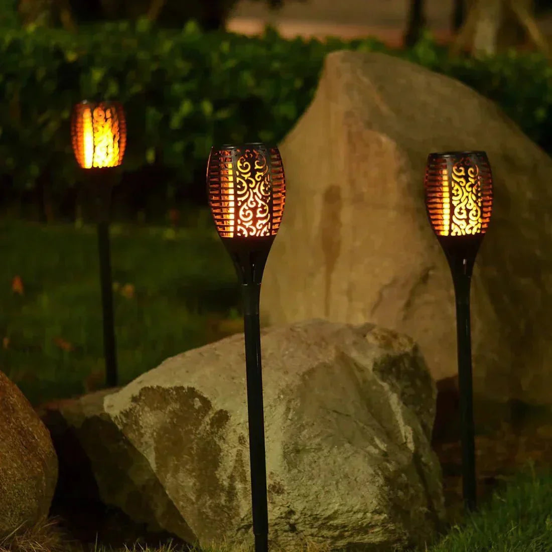 Solarny lampion ogrodowy z efektem płomienia do użytku na zewnątrz